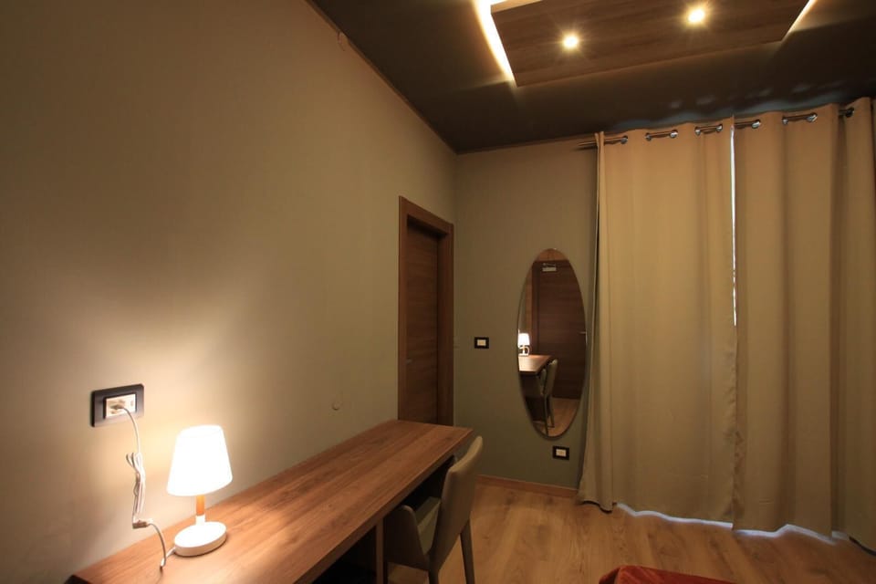 1 bedroom, desk, soundproofing, cribs (free)