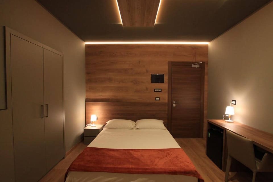 1 bedroom, desk, soundproofing, cribs (free)