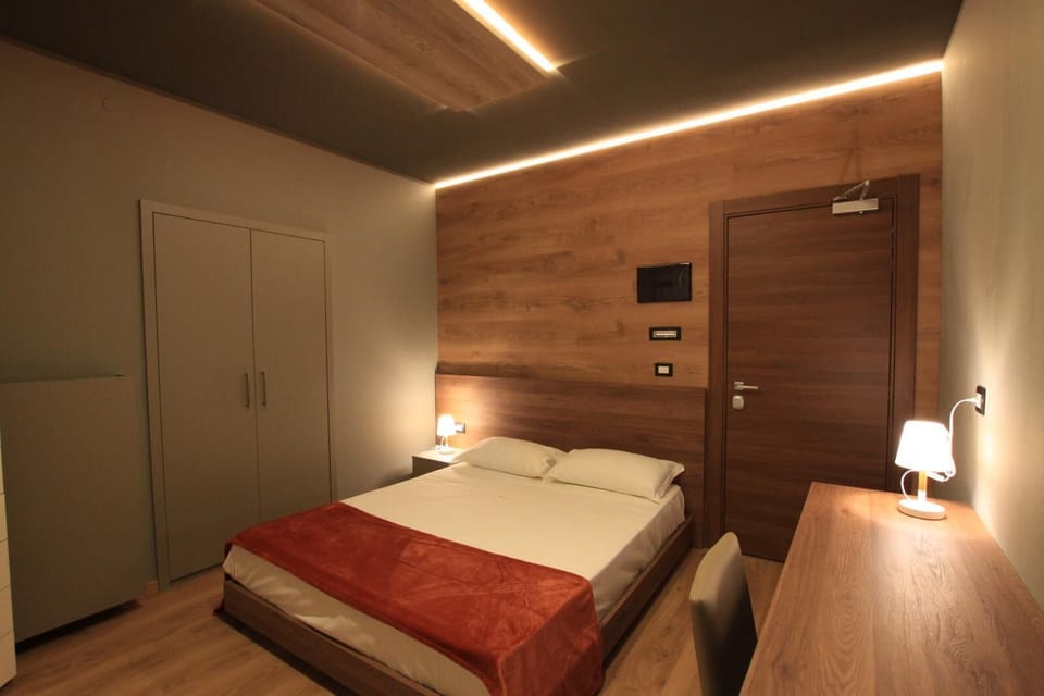 1 bedroom, desk, soundproofing, cribs (free)
