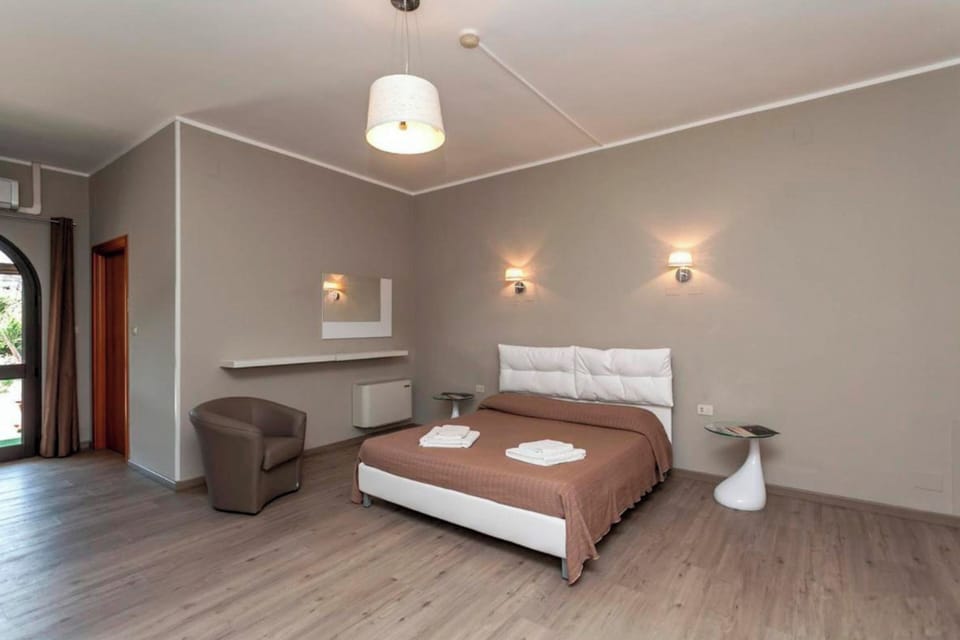 Premium bedding, minibar, desk, blackout drapes