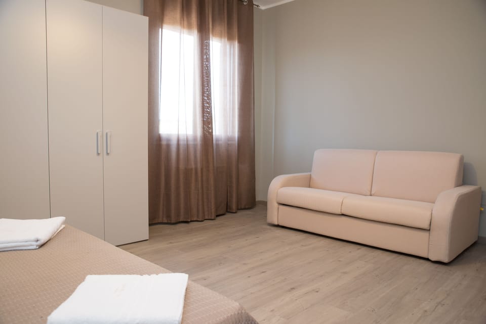 Premium bedding, minibar, desk, blackout drapes