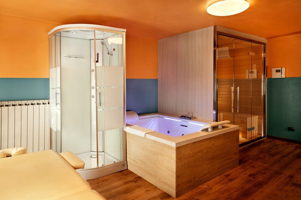 Sauna, hot tub