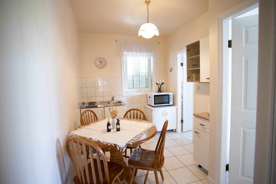 Superior Apartment, 1 Bedroom, Balcony, Sea View | Dining room