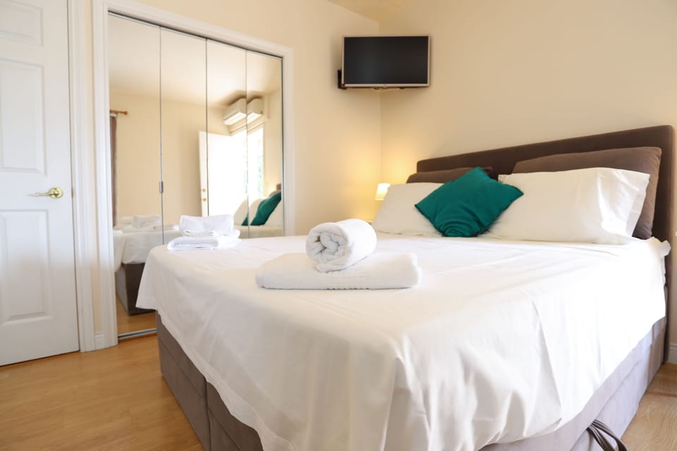 Apartment, 1 Bedroom | Iron/ironing board, free cribs/infant beds, free WiFi, bed sheets