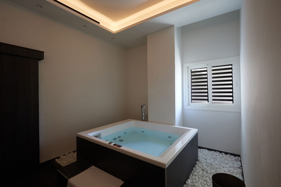 Indoor spa tub