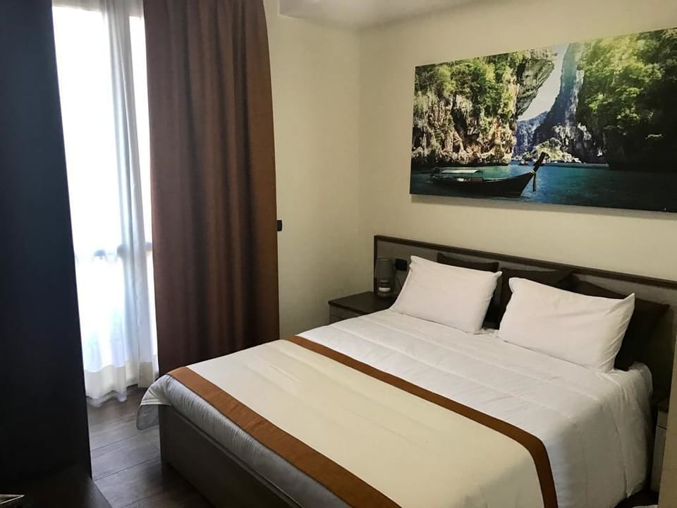Single Room | Minibar, desk, free WiFi, bed sheets