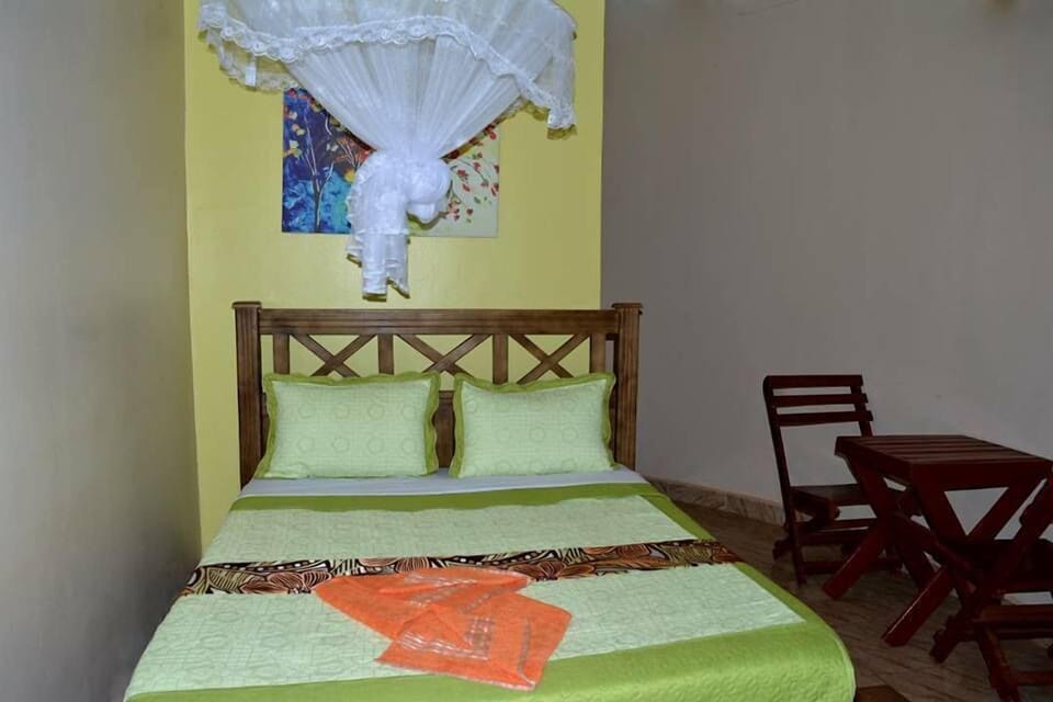 Desk, free WiFi, bed sheets
