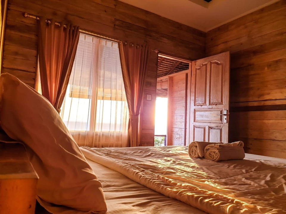 Traditional Cottage, 2 Twin Beds, Sea View | Individually furnished, desk, laptop workspace, blackout drapes