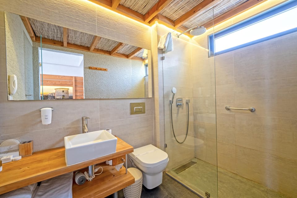 Deluxe Suite, Jetted Tub, Sea View | Bathroom | Shower, hair dryer, slippers, bidet