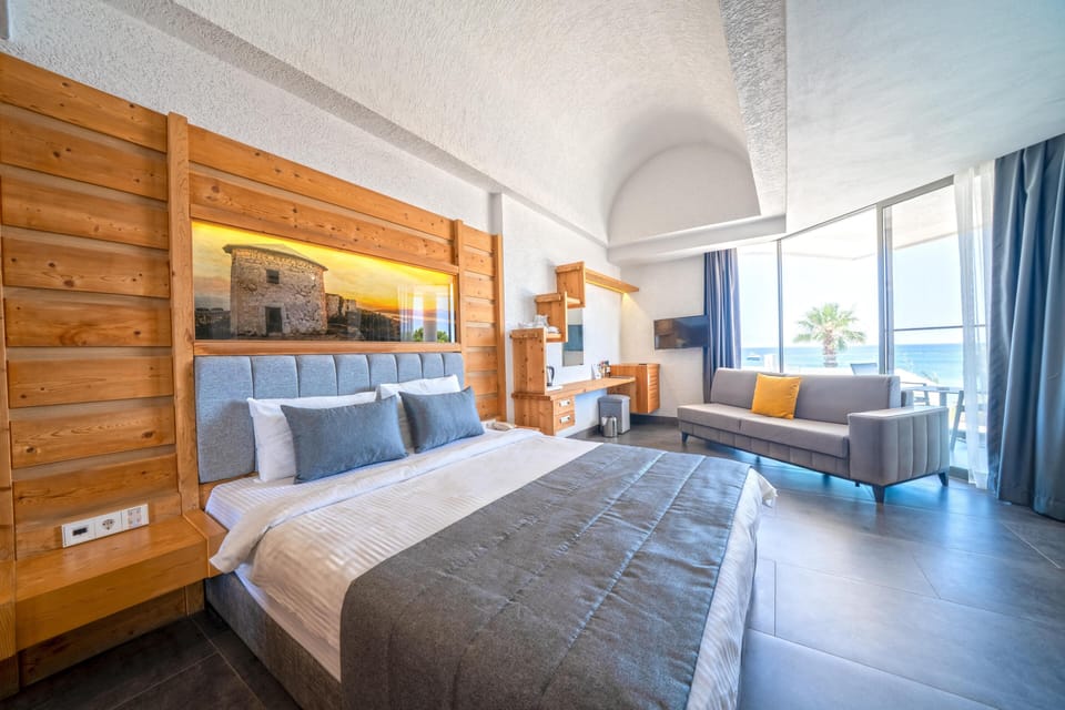Deluxe Suite, Jetted Tub, Sea View | 1 bedroom, minibar, in-room safe, desk