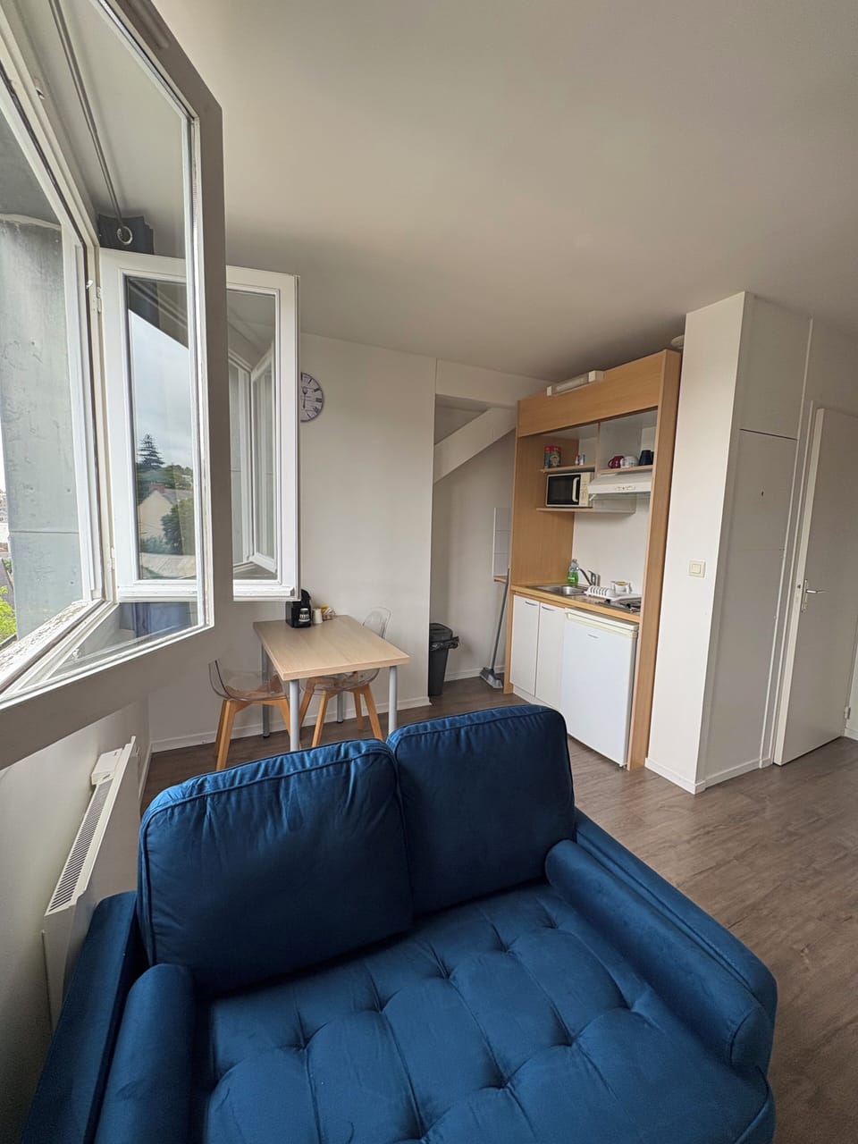 Studio | Living area | 82-cm flat-screen TV with digital channels