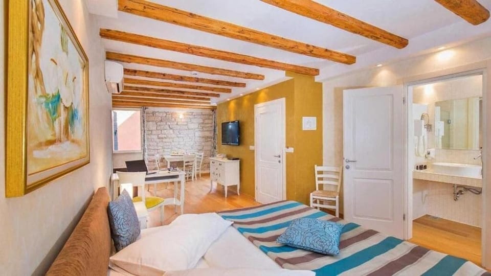 Junior Studio Suite | In-room safe, individually decorated, individually furnished, desk