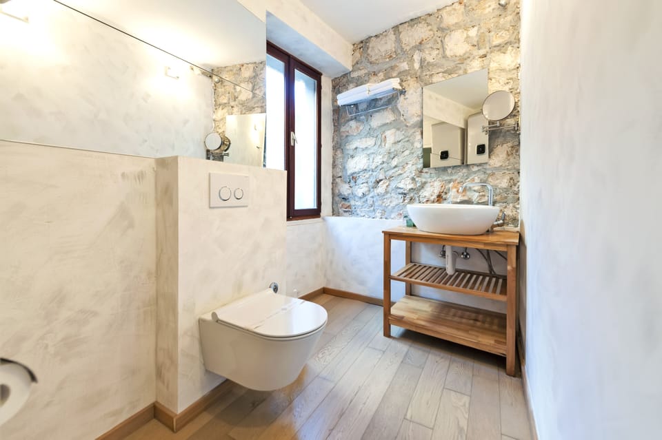 Romantic Double Room | Bathroom | Shower, rainfall showerhead, free toiletries, hair dryer