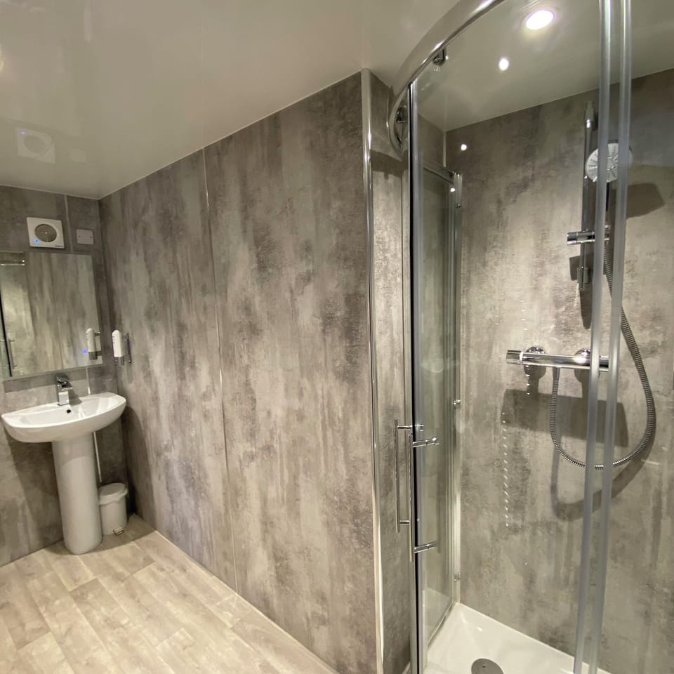 Family Room | Bathroom | Shower, free toiletries, towels, shampoo