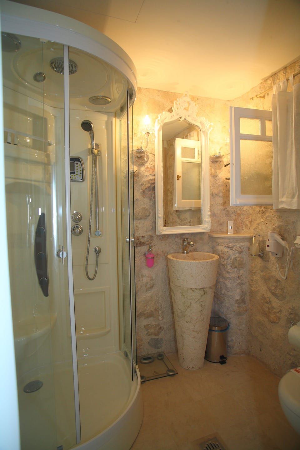 Suite, Garden View (Yellow) | Bathroom | Jetted tub, hydromassage showerhead, free toiletries, hair dryer