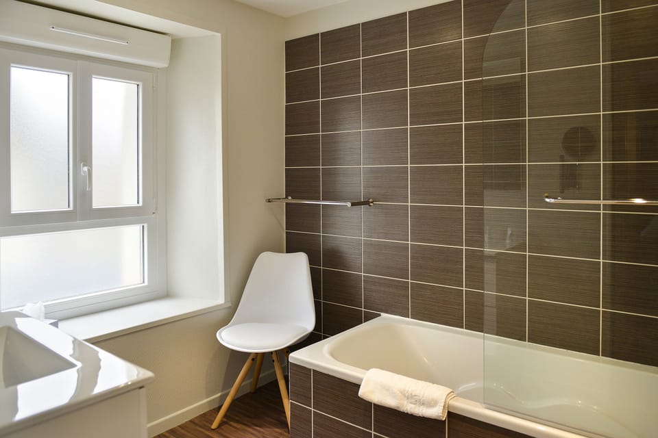 Deluxe Double Room, 1 Queen Bed | Bathroom | Hair dryer, towels