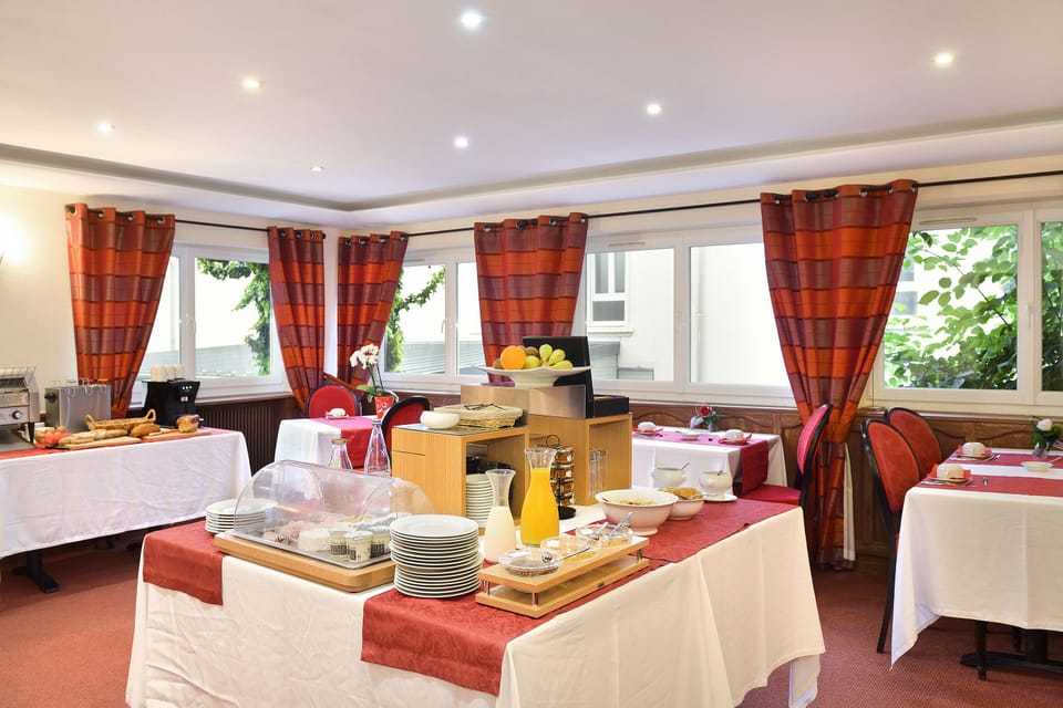 Daily continental breakfast (EUR 12 per person)