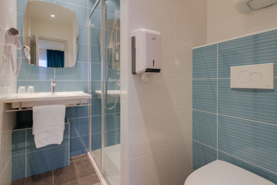 Double Room (Privilege) | Bathroom | Combined shower/tub, free toiletries, hair dryer, towels