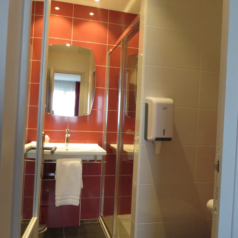 Double Room (Privilege) | Bathroom | Combined shower/tub, free toiletries, hair dryer, towels