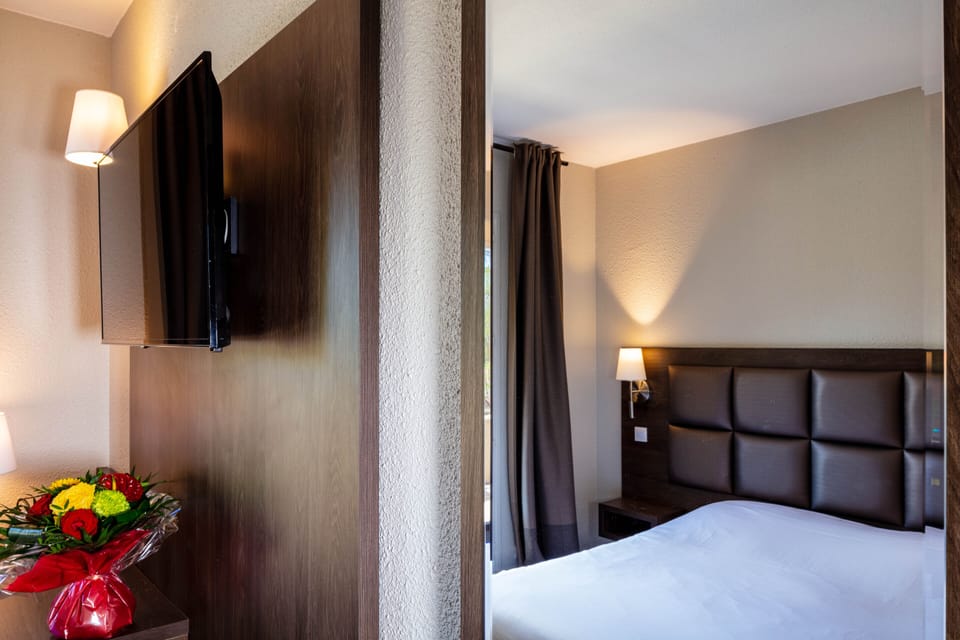 Desk, soundproofing, free WiFi, bed sheets