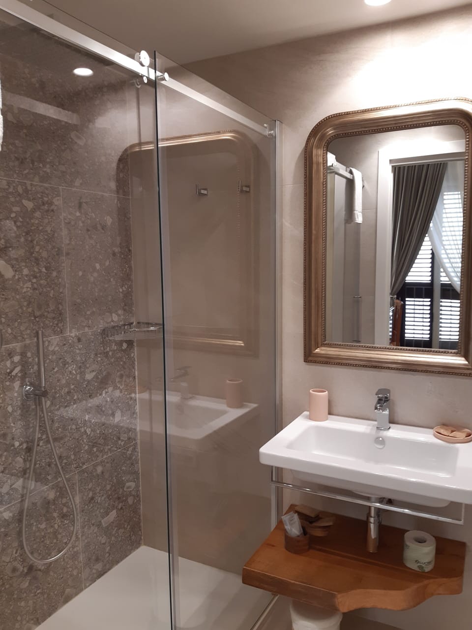 Deluxe Double Room, 1 Queen Bed, City View (Luna) | Bathroom | Shower, rainfall showerhead, free toiletries, hair dryer