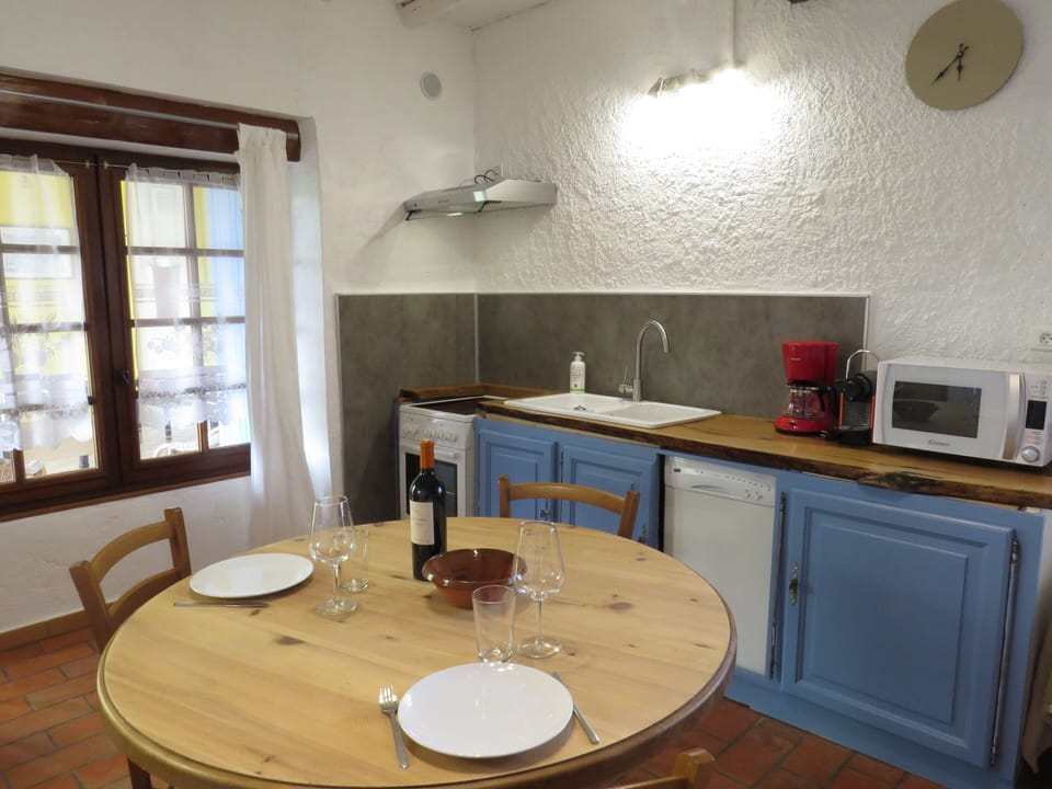 Traditional Cottage, Garden View (Fitou) | Private kitchen | Full-size fridge, coffee/tea maker, electric kettle, toaster