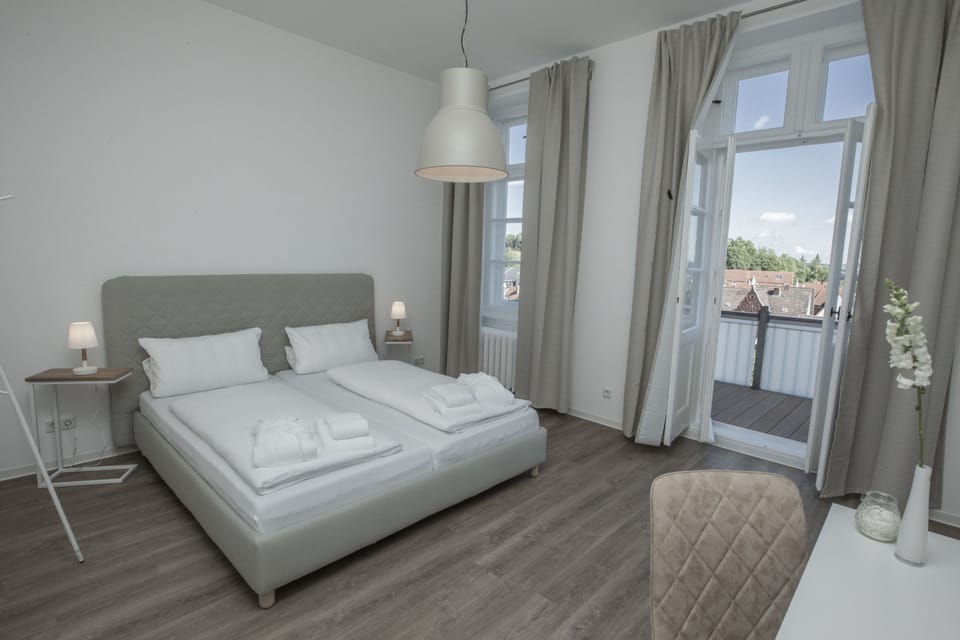 Double Room, Shared Bathroom, Harbor View (Nr. 7) | Individually furnished, desk, laptop workspace, blackout drapes
