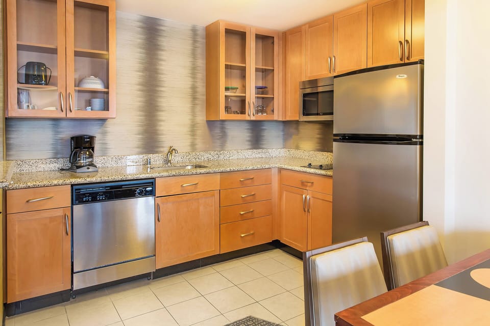 Full-size fridge, microwave, stovetop, dishwasher