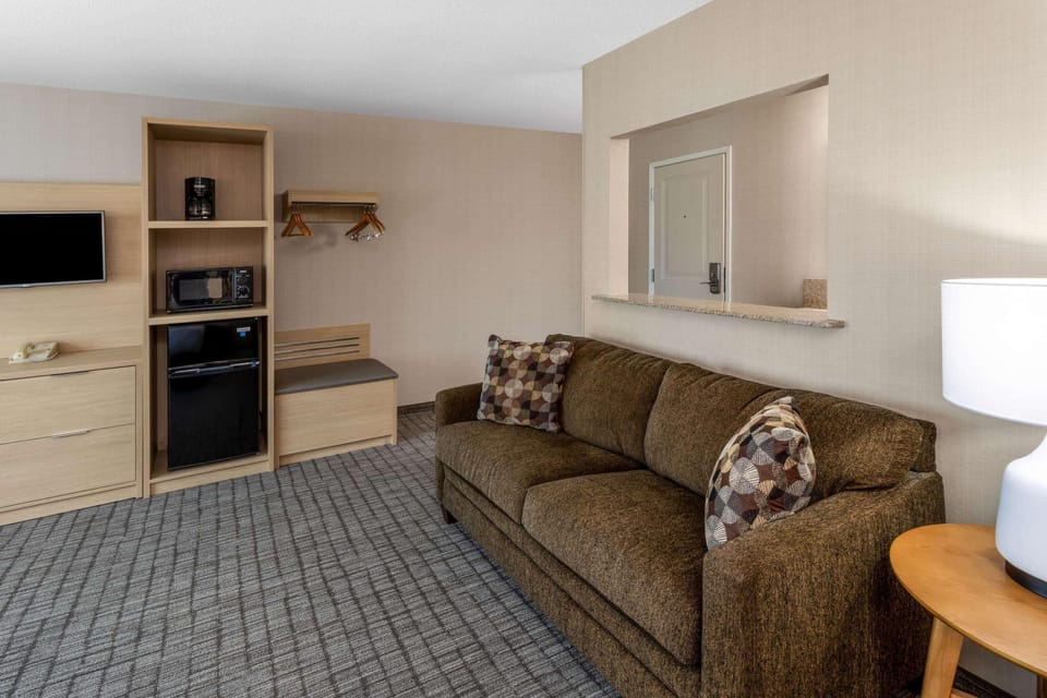 Studio Suite, 1 King Bed, Non Smoking | In-room safe, desk, blackout drapes, iron/ironing board