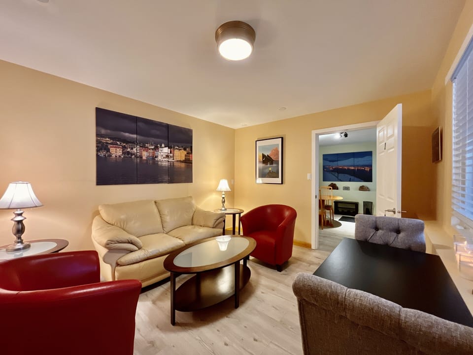 Frigon Suite - Queen Room with Ensuite bath | Living area | Smart TV
