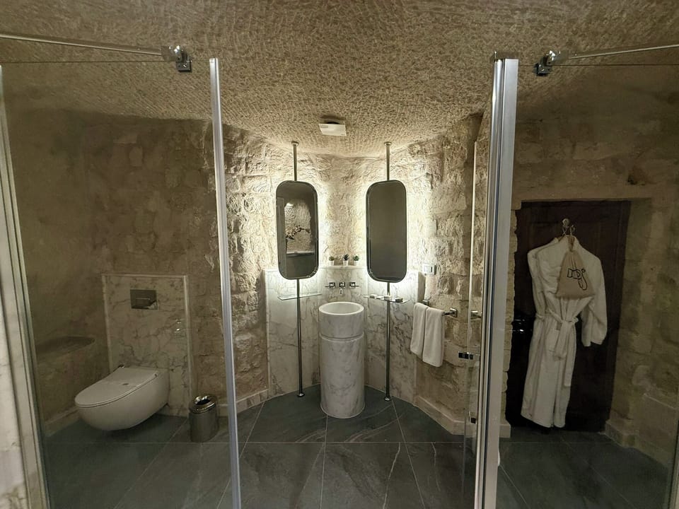 Suite | Bathroom | Free toiletries, hair dryer, slippers, towels