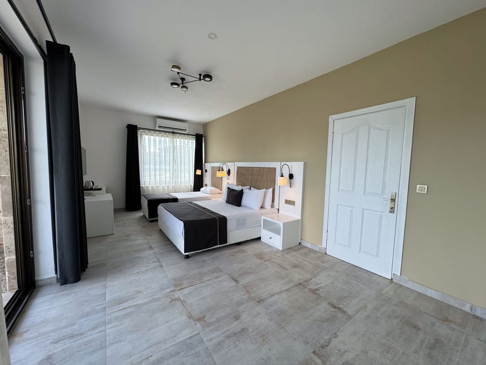 Family Room | Premium bedding, minibar, in-room safe, blackout drapes
