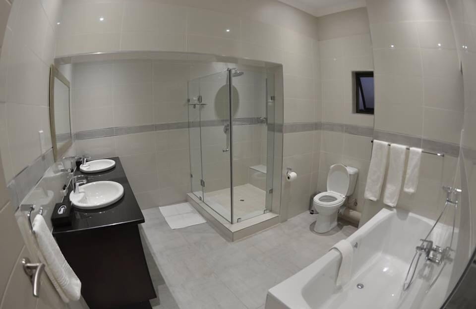 Separate tub and shower, deep soaking tub, rainfall showerhead