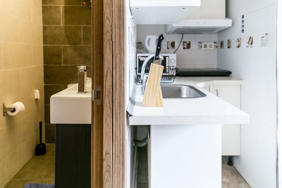 Studio (III) | Private kitchenette | Microwave, stovetop, electric kettle, cookware/dishes/utensils