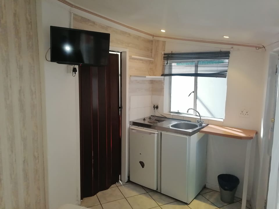 Senior Room, Private Bathroom | Iron/ironing board, free WiFi, bed sheets