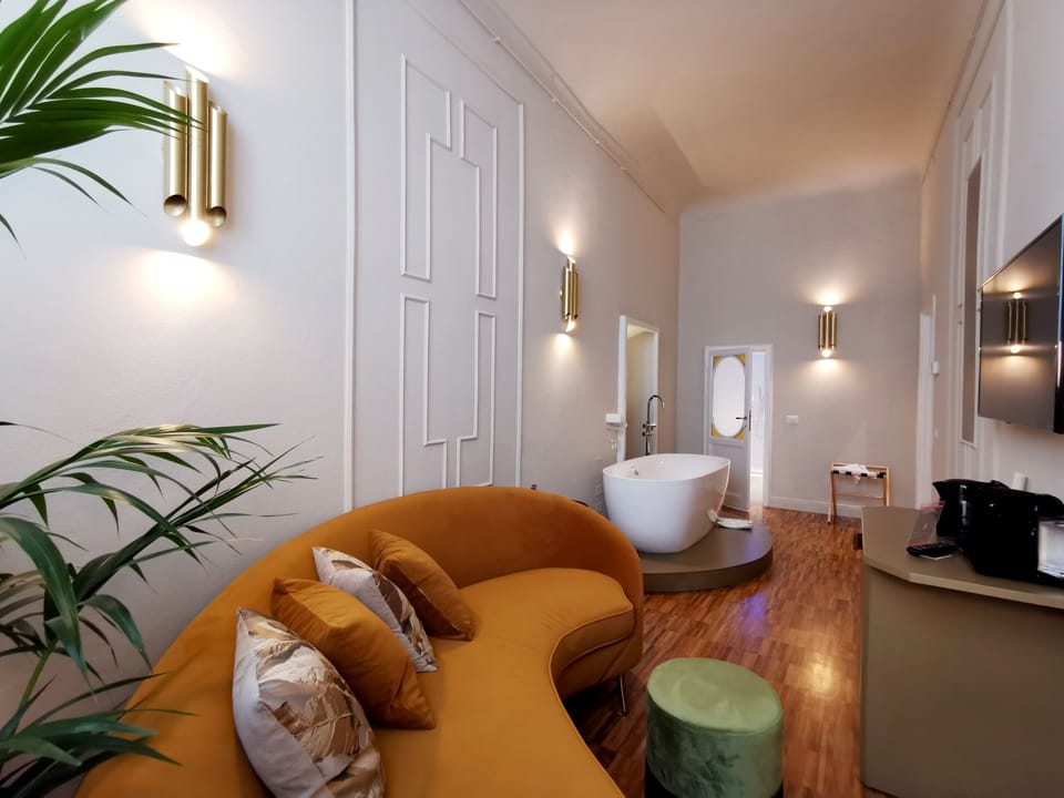 Deluxe Suite, Bathtub | Living room | Flat-screen TV, Netflix