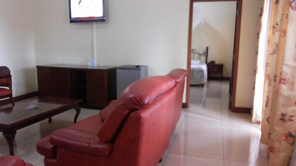 Executive Suite | Living area | 42-inch TV with cable channels