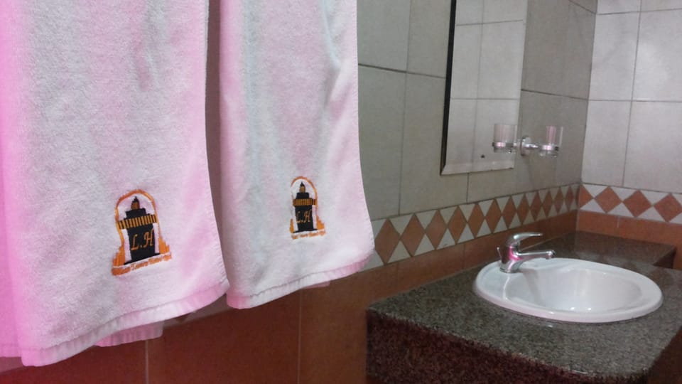 Shower, rainfall showerhead, free toiletries, hair dryer