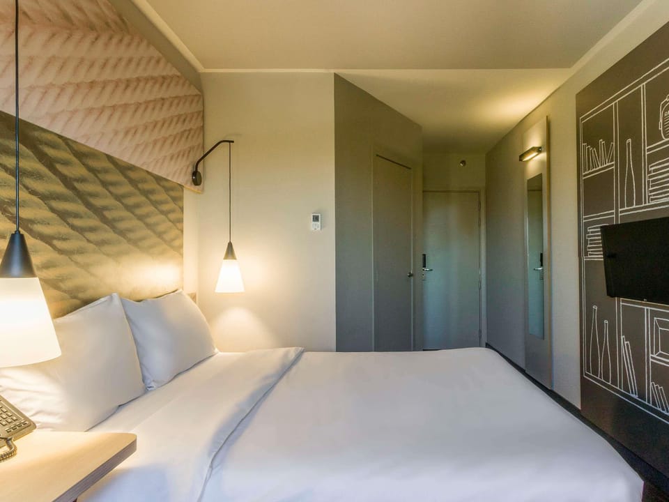 Standard Room, 1 Double Bed | Minibar, desk, blackout drapes, soundproofing