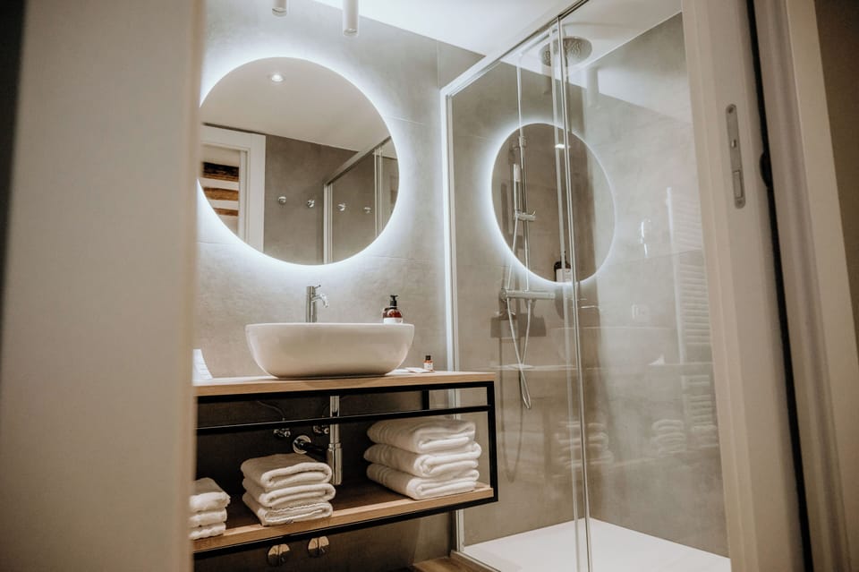 Junior Room | Bathroom | Free toiletries, hair dryer, bidet, towels