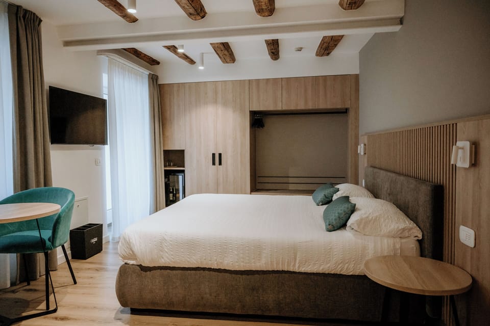 Junior Room | Hypo-allergenic bedding, minibar, soundproofing, free WiFi