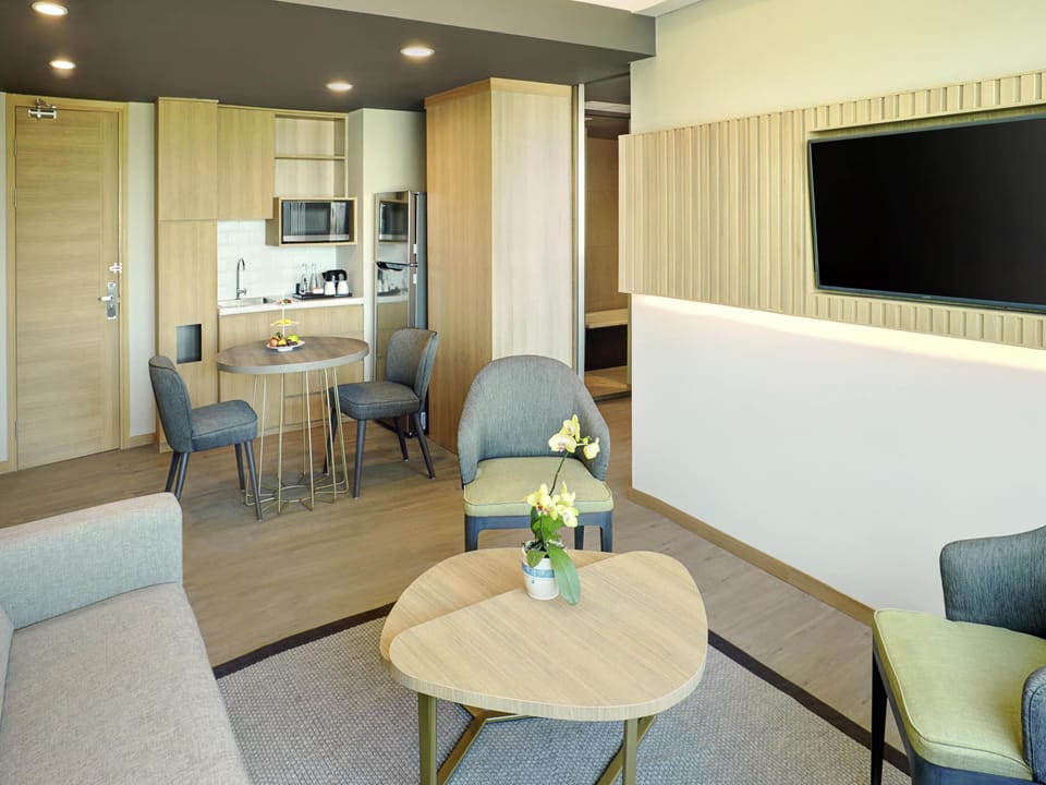 Executive Suite, 1 King Bed with Sofa bed | Premium bedding, in-room safe, desk, laptop workspace