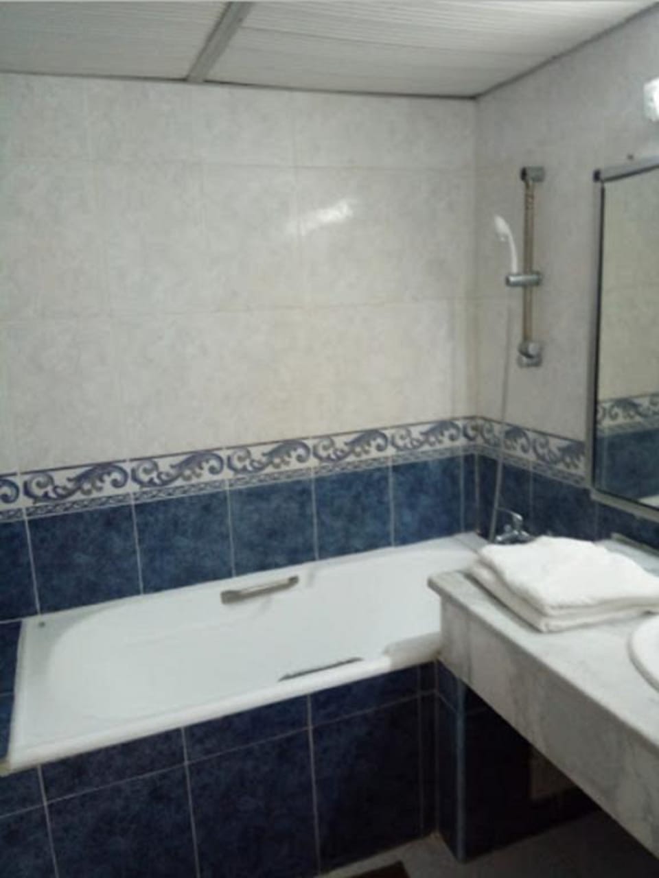 Bathtub, free toiletries, hair dryer, towels