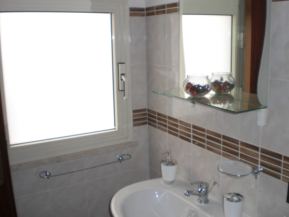 Double Room | Bathroom | Shower, hair dryer, bidet, towels