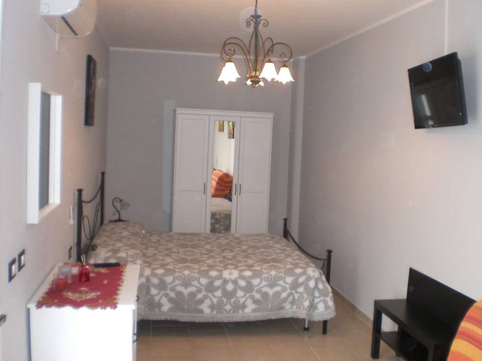 Double Room | Desk, blackout drapes, rollaway beds, free WiFi