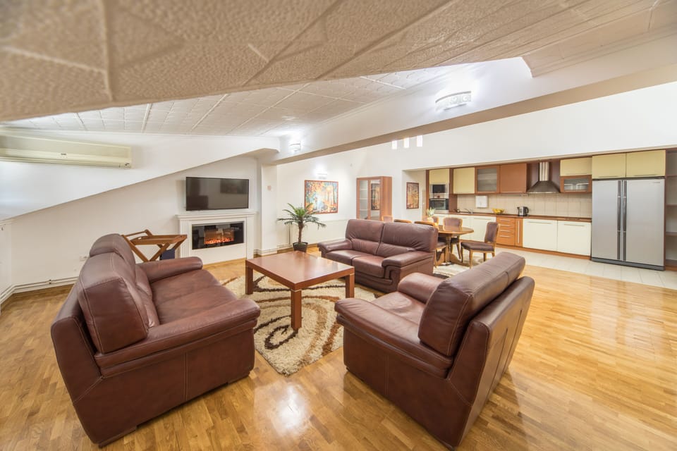 Deluxe Apartment | Living area | Flat-screen TV