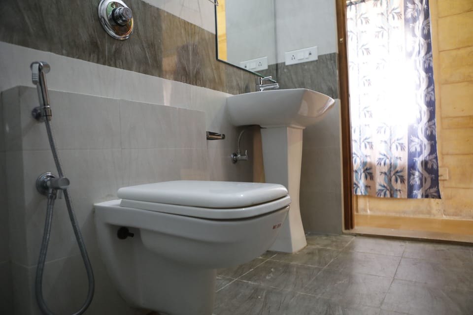 Family Room | Bathroom | Shower, rainfall showerhead, hair dryer, slippers
