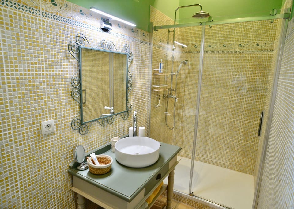 Romantic Double Room, Private Bathroom, Courtyard View | Bathroom