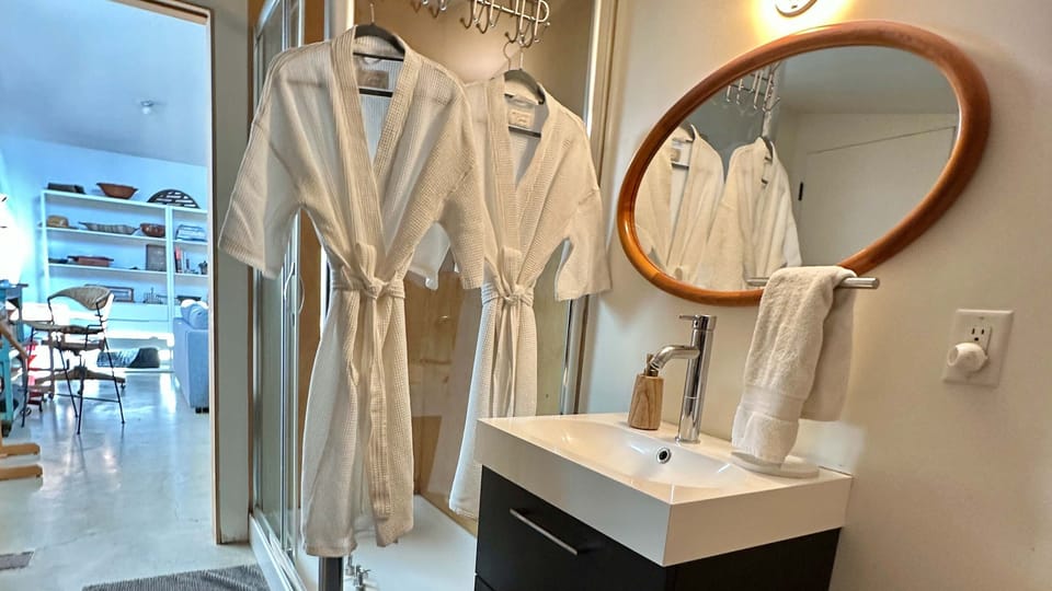 Design Cabin, Garden View | Bathroom | Separate tub and shower, free toiletries, hair dryer, bathrobes