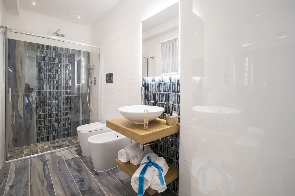 Quadruple Room (Acqua) | Bathroom | Shower, bidet, towels